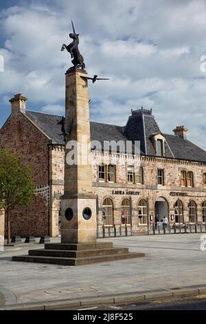 Inverness, Schottland - 24. Juni 2010: Eine hohe Sandsteinsäule mit der Einhorn-Statue in der Mitte des Falcon Square, neben dem Eastgate Shoppi Stockfoto