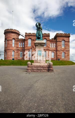 Inverness, Schottland - 24. Juni 2010: Inverness Castle mit der Statue von Flora MacDonald mit ihrem Hund an ihrer Seite im Vordergrund. Inverness. Scotla Stockfoto