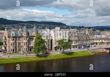 Inverness, Schottland - 24. Juni 2010: Blick auf die Ardross Terrace, die von Alexander Ross mit einer Reihe von schönen Villen am Ness River entworfen wurde. Inverness Stockfoto