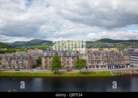 Inverness, Schottland - 24. Juni 2010: Blick auf die Ardross Terrace, die von Alexander Ross mit einer Reihe von schönen Villen am Ness River entworfen wurde. Inverness Stockfoto