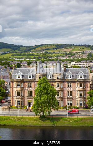 Inverness, Schottland - 24. Juni 2010: Blick auf die Ardross Terrace, die von Alexander Ross mit einer Reihe von schönen Villen am Ness River entworfen wurde. Inverness Stockfoto