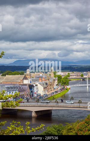 Inverness, Schottland - 24. Juni 2010: Blick auf das Huntly Street Bank am Ness River. Inverness. Schottland. Vereinigtes Königreich Stockfoto