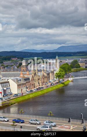 Inverness, Schottland - 24. Juni 2010: Blick auf das Huntly Street Bank am Ness River. Inverness. Schottland. Vereinigtes Königreich Stockfoto