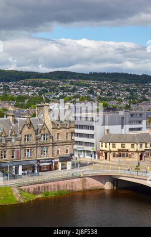 Inverness, Schottland - 24. Juni 2010: Blick auf den Ness Walk entlang des Ness River mit schönen Villen in der Nähe der Ness Bridge. Inverness. Schottland. United King Stockfoto