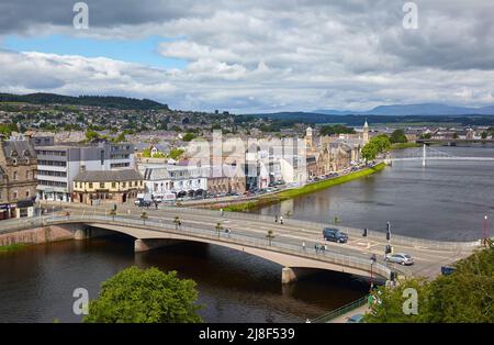 Inverness, Schottland - 24. Juni 2010: Blick auf die Ness-Brücke über den Ness-Fluss in der Nähe der Huntly Street. Inverness. Schottland. Vereinigtes Königreich Stockfoto