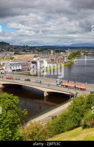 Inverness, Schottland - 24. Juni 2010: Blick auf die Ness-Brücke über den Ness-Fluss in der Nähe der Huntly Street. Inverness. Schottland. Vereinigtes Königreich Stockfoto