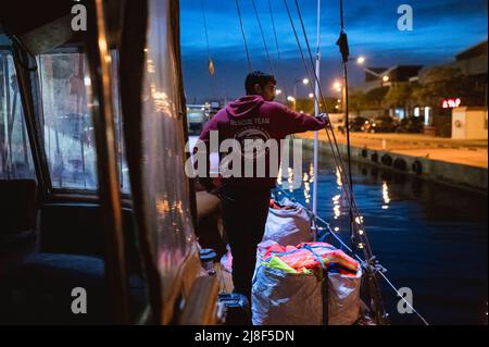 Badalona, Spanien. 14.. Mai 2022. Ein Mitglied der Open Arms, die Besatzung sah auf der Brücke stehen. Astral, das erste Segelboot der spanischen NGO Open Arms, bereitet sich auf die Mission 91 im zentralen Mittelmeerraum vor. Kredit: SOPA Images Limited/Alamy Live Nachrichten Stockfoto