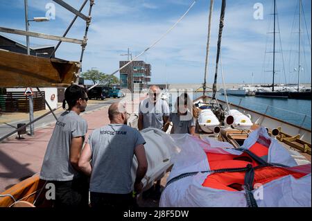 Badalona, Spanien. 14.. Mai 2022. Die Crew bereitet das Segelboot vor. Astral, das erste Segelboot der spanischen NGO Open Arms, bereitet sich auf die Mission 91 im zentralen Mittelmeerraum vor. Kredit: SOPA Images Limited/Alamy Live Nachrichten Stockfoto