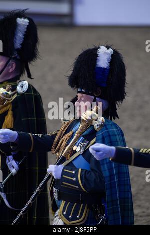 Windsor, Großbritannien. 15.. Mai 2022. Massierte Rohre und Trommeln. Die Menge war begeistert, als sie die Platin-Jubiläumsfeier an diesem Abend in Anwesenheit von Königin Elizabeth II. Angucken konnte An der Theaterveranstaltung beteiligten sich 500 Pferde, die Band der Royal Marines und 1.300 Darsteller aus dem Commonwealth und der World Credit: Maureen McLean/Alamy Live News Stockfoto