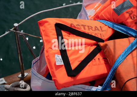 Badalona, Spanien. 14.. Mai 2022. Rettungswesten, die Astral zitieren, an Bord gesehen. Astral, das erste Segelboot der spanischen NGO Open Arms, bereitet sich auf die Mission 91 im zentralen Mittelmeerraum vor. (Foto von Valeria Ferraro/SOPA Images/Sipa USA) Quelle: SIPA USA/Alamy Live News Stockfoto