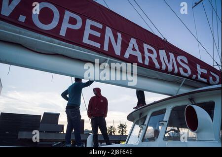 Badalona, Spanien. 14.. Mai 2022. Menschen, die in der Nähe des Astrals gesehen wurden, segeln mit dem Zitat „www.openarms.es“. Astral, das erste Segelboot der spanischen NGO Open Arms, bereitet sich auf die Mission 91 im zentralen Mittelmeerraum vor. (Foto von Valeria Ferraro/SOPA Images/Sipa USA) Quelle: SIPA USA/Alamy Live News Stockfoto