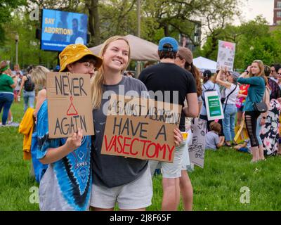 Chicago, Illinois, USA. 14. Mai 2022. Protestschilder bei der Kundgebung für Abtreibungsjustiz heute im Union Park. Stockfoto