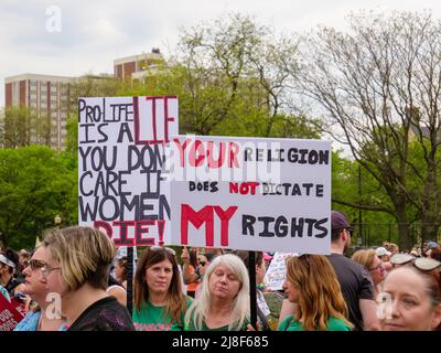 Chicago, Illinois, USA. 14. Mai 2022. Protestschilder bei der Kundgebung für Abtreibungsjustiz heute im Union Park. Stockfoto