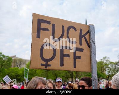 Chicago, Illinois, USA. 14. Mai 2022. Protestschilder bei der Kundgebung für Abtreibungsjustiz heute im Union Park. Stockfoto