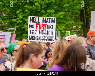 Chicago, Illinois, USA. 14. Mai 2022. Protestschilder bei der Kundgebung für Abtreibungsjustiz heute im Union Park. Stockfoto