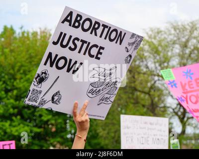 Chicago, Illinois, USA. 14. Mai 2022. Protestschilder bei der Kundgebung für Abtreibungsjustiz heute im Union Park. Stockfoto