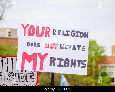 Chicago, Illinois, USA. 14. Mai 2022. Protestschilder bei der Kundgebung für Abtreibungsjustiz heute im Union Park. Stockfoto