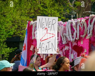 Chicago, Illinois, USA. 14. Mai 2022. Protestschilder bei der Kundgebung für Abtreibungsjustiz heute im Union Park. Stockfoto