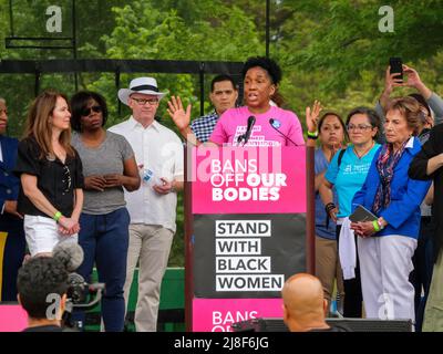 Chicago, Illinois, USA. 14. Mai 2022. Die Leutnant-Gouverneurin von Illinois, Juliana Stratton, spricht heute bei der Kundgebung für Abtreibungsjustiz im Union Park an die Menge. Der Präsident des Senats von Illinois, Don Harmon, hat einen weißen Hut und der Kongressabgeordnete Jan Schakowski ganz rechts. Stockfoto