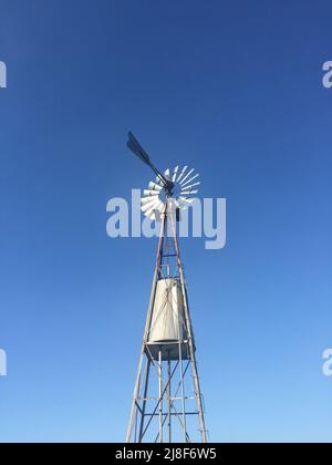 Foto einer Windmühle auf dem Feld Stockfoto