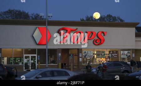 Buffalo, Usa. 15.. Mai 2022. Ein Vollmond steigt über dem Tops-Lebensmittelgeschäft auf, dem Ort, an dem am Samstag Nachmittag in einem Supermarkt in Buffalo, New York, am Sonntag, dem 15 2022. Mai, Massenschießerei stattfand. Bei Massenschießerei in einem Supermarkt wurden am Samstagnachmittag in Buffalo zehn Menschen getötet und drei verletzt. Foto von Aaron Josefczyk/UPI Credit: UPI/Alamy Live News Stockfoto