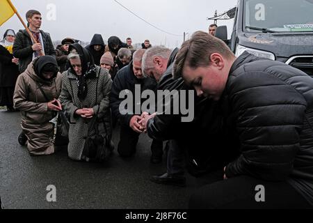 Während der Beerdigung des 43-jährigen Junior-Sergeanten Andrij Iwanowitsch Tsyrba, der in der Ostukraine vom russischen Militär getötet wurde, führt ein Priester eine Zeremonie auf dem Ryasne-Friedhof durch. Stockfoto