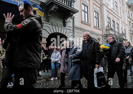 Mitglieder des Kultschizki-Bataillons der ukrainischen Nationalgarde tragen den Sarg von Iwan Wolodymyrowytsch Datsko, der in der Region Donezk getötet wurde, zu seinem Trauerdienst in der St. Peter und Paul Garnison-Kirche in Lwiw. Stockfoto