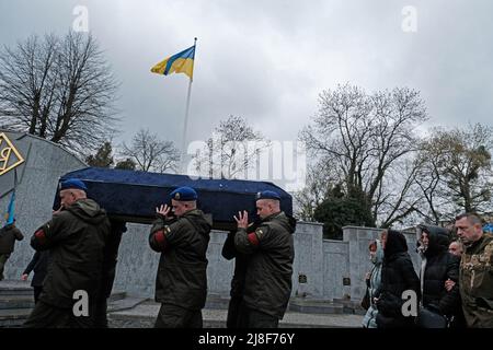 Mitglieder des Kultschizki-Bataillons der ukrainischen Nationalgarde tragen den Sarg von Iwan Wolodymyrowytsch Datsko, der auf dem Lytschakiw-Friedhof in der Region Donezk getötet wurde. Stockfoto