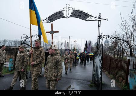 Lviv, Ukraine. 22. April 2022. Ukrainische Soldaten tragen den Sarg des 43-jährigen Junior-Sergeanten Andrij Iwanowitsch Tsyrba auf dem Ryasne-Friedhof in Lwiw, der vom russischen Militär in der Ostukraine getötet wurde. (Foto von Joe M O'Brien/SOPA Images/Sipa USA) Quelle: SIPA USA/Alamy Live News Stockfoto