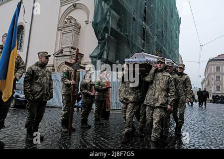 Lviv, Ukraine. 22. April 2022. Ukrainische Soldaten tragen den Sarg des 43-jährigen Junior-Sergeanten Andrij Iwanowytsch Tsyrba, der vom russischen Militär in der Ostukraine getötet wurde. (Foto von Joe M O'Brien/SOPA Images/Sipa USA) Quelle: SIPA USA/Alamy Live News Stockfoto