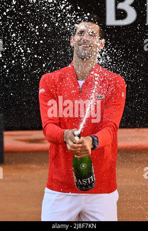 Rom, Italien. 15.. Mai 2022. Novak Djokovic (SRB) Gewinner des letzten ATP Master 1000 Internazionali d'Italia gegen Stefanos Tsitsipas (GRE) Turnier im Foro Italico am 15. Mai 2022 Quelle: Independent Photo Agency/Alamy Live News Stockfoto