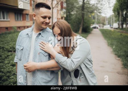 Liebevolles Paar, das im ukrainischen Park und in der Stadt spazieren geht Stockfoto