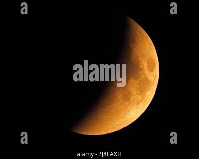 Sheerness, Kent, Großbritannien. 16.. Mai 2022. UK Wetter: Die Super Blood Moon total Lunar Eclipse aus Sheerness, Kent. Der Höhepunkt der Sonnenfinsternis wurde durch Wolkenbedeckung blockiert. Die Eklipse im Bild bei 4am BST. Kredit: James Bell/Alamy Live Nachrichten Stockfoto