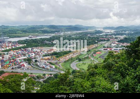 Landschaftsansicht des Albrook-Gebietes; Panama Ports Company Container und Panama Canal Pacific Eingang sind in der Ferne auf der linken Seite zu sehen. Stockfoto