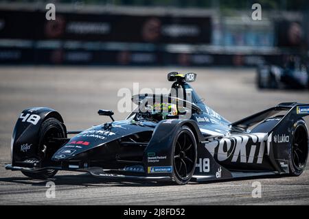 Berlin, Deutschland. 15.. Mai 2022. Formel E: Berlin E-Prix im Tempelhofer Feld, Rennen: Edoardo Mortara vom ROKIT Venturi Racing Team auf der Strecke. Quelle: Fabian Sommer/dpa/Alamy Live News Stockfoto