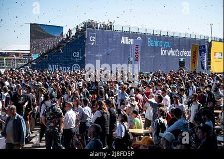 Berlin, Deutschland. 15.. Mai 2022. Formel E: Berlin E-Prix im Tempelhofer Feld, Rennen: Zuschauer beobachten die Siegerehrung Credit: Fabian Sommer/dpa/Alamy Live News Stockfoto