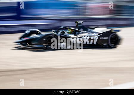 Berlin, Deutschland. 15.. Mai 2022. Formel E: Berlin E-Prix im Tempelhofer Feld, Rennen: Edoardo Mortara vom ROKIT Venturi Racing Team auf der Strecke. Quelle: Fabian Sommer/dpa/Alamy Live News Stockfoto