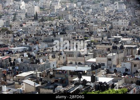 Nablus, Palästina. 15.. Mai 2022. (ANMERKUNG DER REDAKTION: Bild aufgenommen mit Drohne) Eine Gesamtansicht des größten Lagers im Westjordanland, des Balata-Lagers für palästinensische Flüchtlinge, mit einer Bevölkerung von 30.000 Flüchtlingen und einer Fläche von einem Quadratkilometer östlich von Nablus. (Foto von Nasser Ishtayeh/SOPA Images/Sipa USA) Quelle: SIPA USA/Alamy Live News Stockfoto