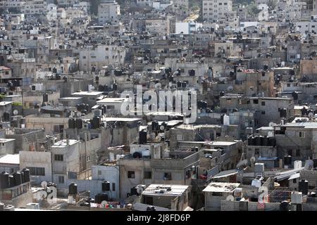 Nablus, Palästina. 15.. Mai 2022. (ANMERKUNG DER REDAKTION: Bild aufgenommen mit Drohne) Eine Gesamtansicht des größten Lagers im Westjordanland, des Balata-Lagers für palästinensische Flüchtlinge, mit einer Bevölkerung von 30.000 Flüchtlingen und einer Fläche von einem Quadratkilometer östlich von Nablus. (Foto von Nasser Ishtayeh/SOPA Images/Sipa USA) Quelle: SIPA USA/Alamy Live News Stockfoto