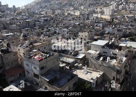 Nablus, Palästina. 15.. Mai 2022. (ANMERKUNG DER REDAKTION: Bild aufgenommen mit Drohne) Eine Gesamtansicht des größten Lagers im Westjordanland, des Balata-Lagers für palästinensische Flüchtlinge, mit einer Bevölkerung von 30.000 Flüchtlingen und einer Fläche von einem Quadratkilometer östlich von Nablus. (Foto von Nasser Ishtayeh/SOPA Images/Sipa USA) Quelle: SIPA USA/Alamy Live News Stockfoto