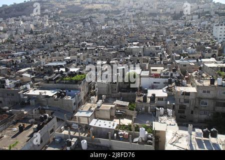 Nablus, Palästina. 15.. Mai 2022. (ANMERKUNG DER REDAKTION: Bild aufgenommen mit Drohne) Eine Gesamtansicht des größten Lagers im Westjordanland, des Balata-Lagers für palästinensische Flüchtlinge, mit einer Bevölkerung von 30.000 Flüchtlingen und einer Fläche von einem Quadratkilometer östlich von Nablus. (Foto von Nasser Ishtayeh/SOPA Images/Sipa USA) Quelle: SIPA USA/Alamy Live News Stockfoto