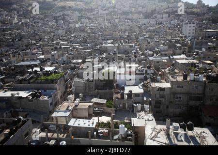 Nablus, Palästina. 15.. Mai 2022. (ANMERKUNG DER REDAKTION: Bild aufgenommen mit Drohne) Eine Gesamtansicht des größten Lagers im Westjordanland, des Balata-Lagers für palästinensische Flüchtlinge, mit einer Bevölkerung von 30.000 Flüchtlingen und einer Fläche von einem Quadratkilometer östlich von Nablus. (Foto von Nasser Ishtayeh/SOPA Images/Sipa USA) Quelle: SIPA USA/Alamy Live News Stockfoto