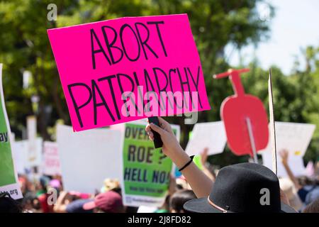 Los Angeles, Kalifornien, USA - 14. Mai 2022: Aktivisten protestieren gegen die durchgesickerte Meinung des Obersten Gerichtshofs, die Roe gegen Wade stürzen würde. Stockfoto