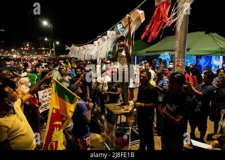 15. Mai 2022, Colombo, West, Sri Lanka: Demonstranten nehmen an einer Demonstration gegen die Wirtschaftskrise am 15. Mai 2022 am Eingang des Präsidialamtes am Vesak-Tag in Colombo Teil.ein Fest, das auch als jährliches Buddhistisches Vesak-Fest in Colombo am 15 2022. Mai bekannt ist. - Sri-lankische Buddhisten bereiten sich auf die Feier des Vesak vor, der an die Geburt Buddhas erinnert, dessen Erlangung der Erleuchtung und sein Tod am Vollmondtag Mai, der dieses Jahr auf den 15. Mai fällt. (Bild: © Vimukthy Embuldeniya/Pacific Press via ZUMA Press Wire) Bild: ZUMA Press, Inc./Alamy Live News Stockfoto