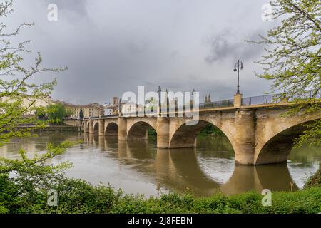 Logrono, Spanien - 27. April 2022: Blick auf die Brücke Puente de Piedra und die historische Altstadt von Logrono Stockfoto