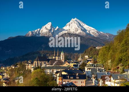 Blick über Berchtesgaden vor dem Watzmann im Morgenlicht, Bayern, Deutschland Stockfoto