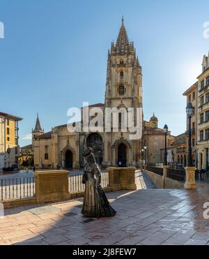 Oviedo, Spanien - 24. April 2022: Blick auf die Statue La Regenta und die Kathedrale von San Salvador im historischen Stadtzentrum von Oviedo Stockfoto