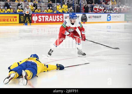 Tampere, Finnland. 15.. Mai 2022. L-R Erik Gustafsson (SWE) und Matej Blumel (CZE) im Einsatz während der IIHF Eishockey-Weltmeisterschaft 2022, Gruppe B Spiel Tschechische Republik gegen Schweden, am 15. Mai 2022, in Tampere, Finnland. Quelle: Michal Kamaryt/CTK Photo/Alamy Live News Stockfoto