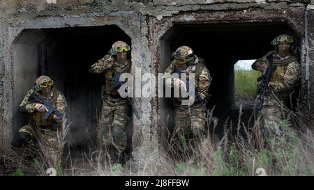 Vier Soldaten der Spezialeinheiten während einer Spezialoperation am Ausgang des Tunnels. Collage - ein Modell in vier Posen. Stockfoto