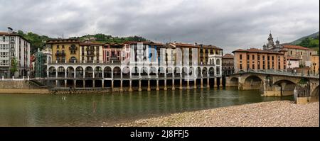 Tolosa, Spanien - 29. April 2022: Panoramablick auf das historische Stadtzentrum von Tolosa und den Fluss Oria im spanischen Baskenland Stockfoto